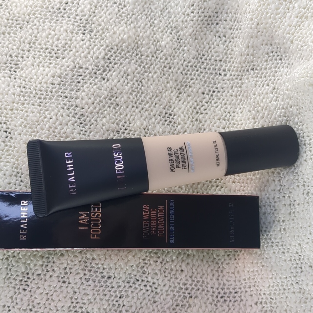 RealHer Foundation in Fair Ivory (I AM FOCUSED), 35ml/1.2fl oz